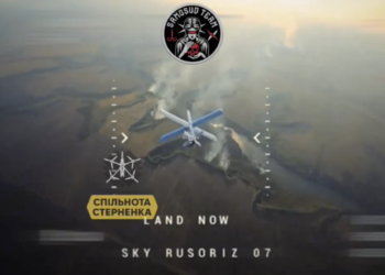 Ουκρανικό FPV drone αναχαιτίζει ρωσικό Lancet σε ρόλο φθηνού υποκατάστατου αεράμυνας | Τοποθέτηση τυφεκίων ΑΚ-47 σε FPV drone